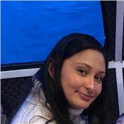 Profesora que brinda amor respeto y educación a los niños